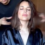 Adriana Ugarte Instagram - Una versión más canaLLa de mi noche y el “cómo se hizo” tremenda coleta 😈❤️‍🔥🤟🏼 @sharonlopez @pronovias @areacg #pronoviasfashionshow @angelacariddi @crissterron @aquazzura @bulgari @lancomeofficial @pablorobledo_co @lorealpro @susarribas @theawakingofstyle (il creatore ❤️‍🔥)