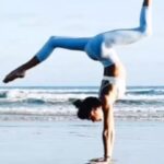 Adriana Ugarte Instagram - Ayer fue el día internacional del Yoga.Yoga es mucho más que la primera foto.Mucho más que llegar a posturas,a prácticas de respiración o de meditación “avanzadas”. Yoga es unión y compasión por todos los seres.Por nuestra niña interna que nunca muere y por los niños que habitan en las personas que más nos cuesta tratar.Yoga es transitar consciente esta vida de REGALO. Celebrarme y celebrarnos en los momentos más complicados.Deshacer los nudos y hacerlo juntos. Todas las personas podemos hacer YOGA🔥 @angelacariddi @bypopik @juanantoniorosagomez @laumartus @albapinol @el_many_centro_holistico @marc__martinez__ @timecapsuleanticuario @zuyonline @zentrourbanyoga @lorenacoutinobosch @sarahflorance