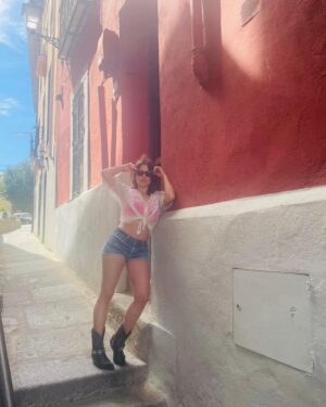 Adriana Ugarte Instagram - 🍰mi pueblito preferido!!

@antikbatik_paris 
@ehmoda 
@elenabeautyalien 🧁