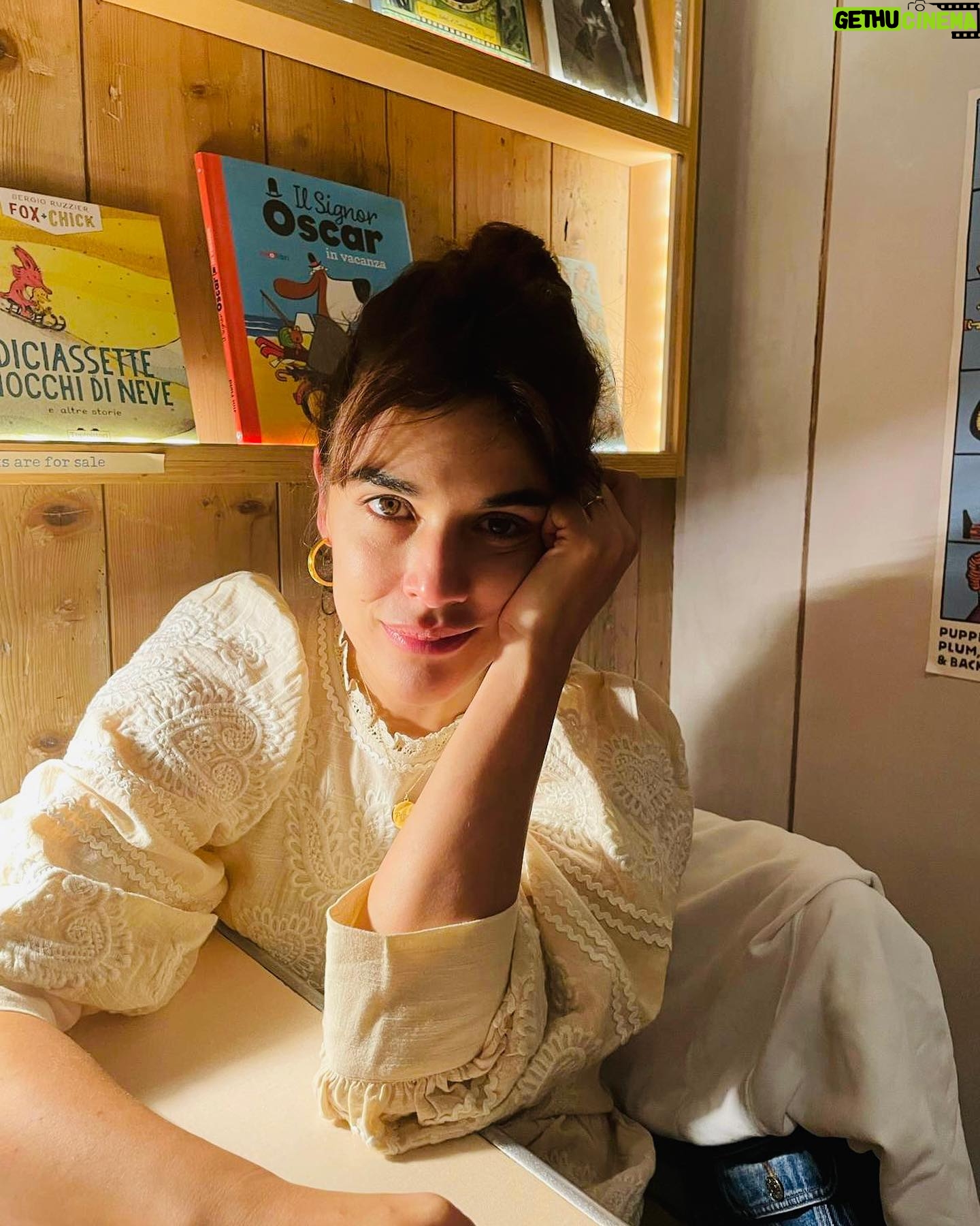 Adriana Ugarte Instagram - Tea time ๐ซ๐con un vestido precioso. Gracias @ehmoda @antikbatik_paris