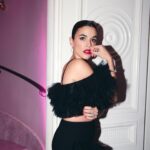 Adriana Ugarte Instagram - Noche mágica llena de personas bonitas🫶🏼 @harpersbazaares @valentino.beauty @davidkomalondon @aquazurralovers @crissterron @bulgari @antonioromeromakeup @angelacariddi