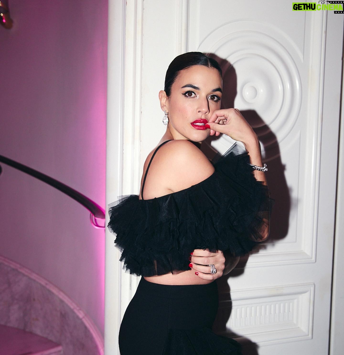 Adriana Ugarte Instagram - Noche mágica llena de personas bonitas🫶🏼 @harpersbazaares @valentino.beauty @davidkomalondon @aquazurralovers @crissterron @bulgari @antonioromeromakeup @angelacariddi
