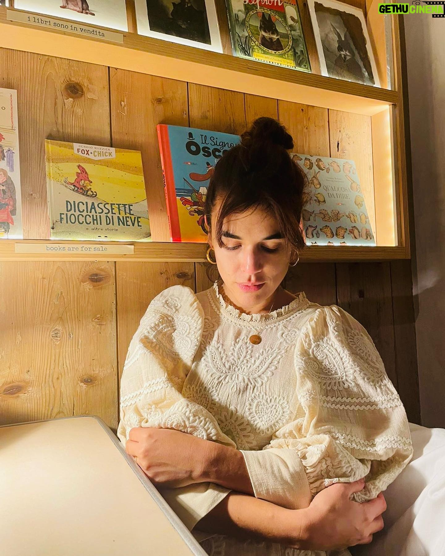 Adriana Ugarte Instagram - Tea time ๐ซ๐con un vestido precioso. Gracias @ehmoda @antikbatik_paris