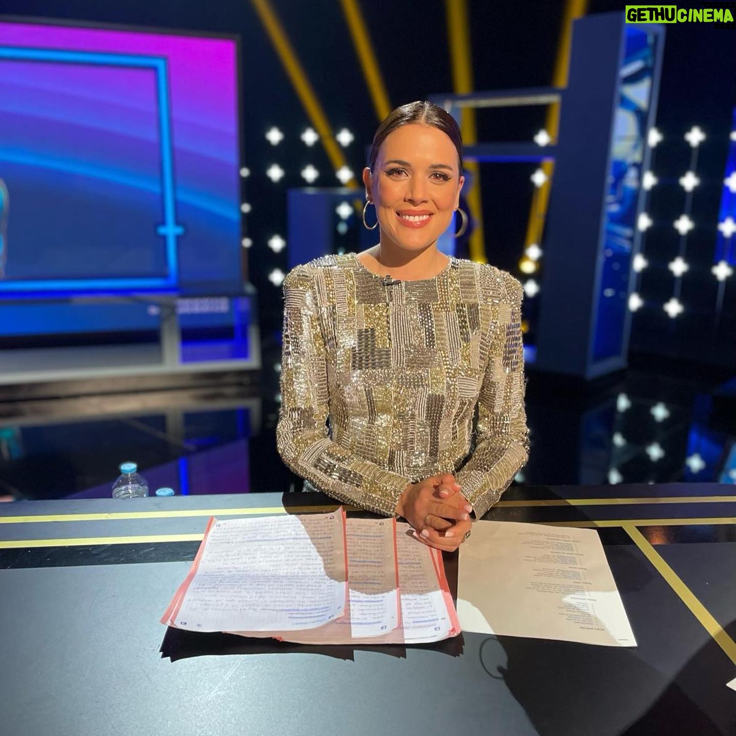 Adriana Ugarte Instagram - Gracias inmensas @movistarplus por invitarme a vivir esta experiencia que me ha enseñado tanto.En este mes,he podido absorber muchísimo cine,entregarme al análisis y rematar el proceso con una gran noche de gala rodeada de cracks(!!) Una noche de Óscar que también nos ha brindado sorpresas,gracias a premios tan necesarios.Anatomía Maestro y Los que se quedan,siempre en mi ❤️(si quieres te lo argumento 🤣) Un cine el de este año que reúne historias de genio,ego,soledad y amor incondicional. Una delicia 😋 Gracias @monica_sauce y @lucialorens por ponerme tan guapa (@clarocouture ) y más Gracias a @maria.gomezg @mguerramerino @cristina.teva @maria_escote @miguelamunoz @palomospain y @albertoenserie 🎬⭐️⭐️⭐️⭐️⭐️