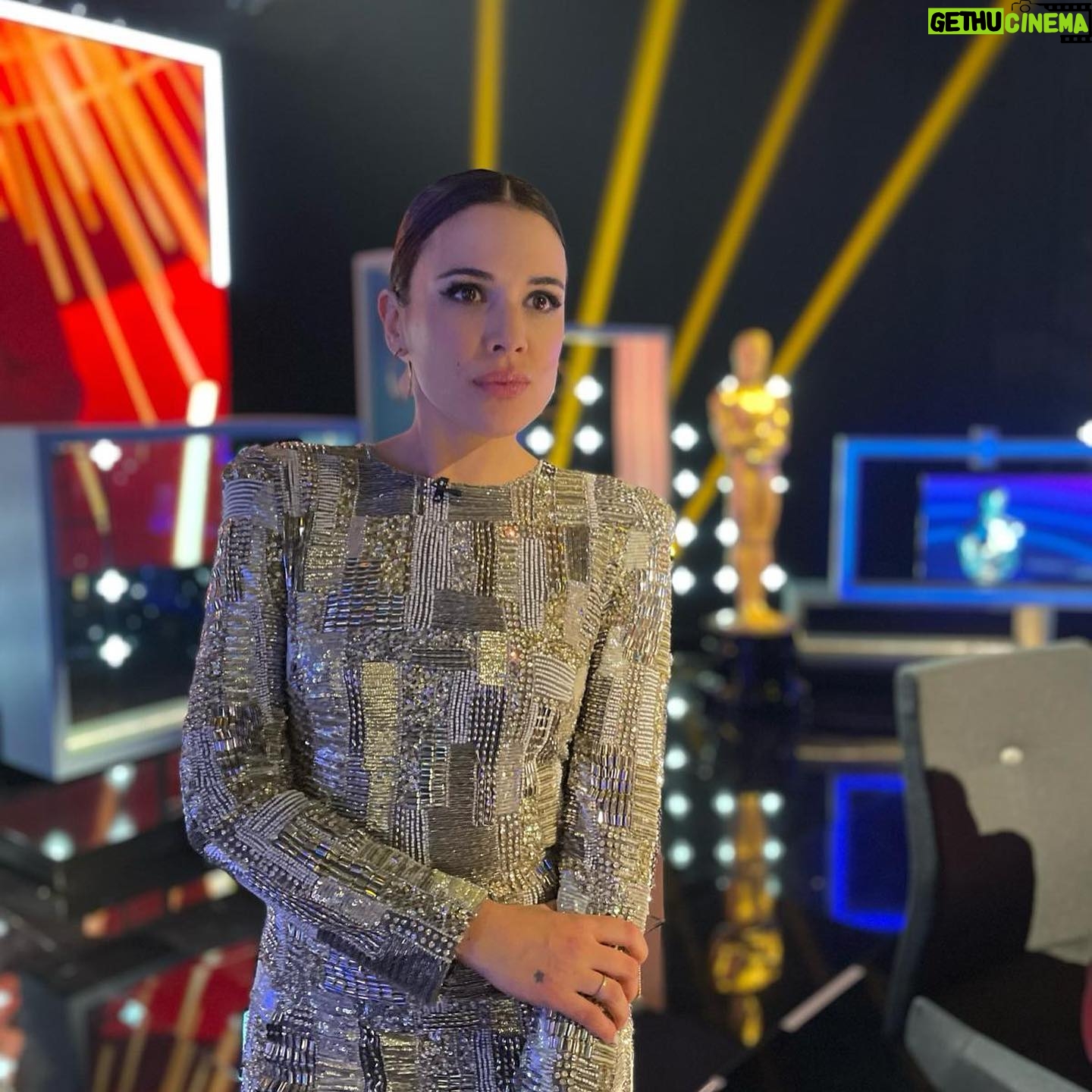 Adriana Ugarte Instagram - Gracias inmensas @movistarplus por invitarme a vivir esta experiencia que me ha enseñado tanto.En este mes,he podido absorber muchísimo cine,entregarme al análisis y rematar el proceso con una gran noche de gala rodeada de cracks(!!) Una noche de Óscar que también nos ha brindado sorpresas,gracias a premios tan necesarios.Anatomía Maestro y Los que se quedan,siempre en mi ❤️(si quieres te lo argumento 🤣) Un cine el de este año que reúne historias de genio,ego,soledad y amor incondicional. Una delicia 😋 Gracias @monica_sauce y @lucialorens por ponerme tan guapa (@clarocouture ) y más Gracias a @maria.gomezg @mguerramerino @cristina.teva @maria_escote @miguelamunoz @palomospain y @albertoenserie 🎬⭐️⭐️⭐️⭐️⭐️