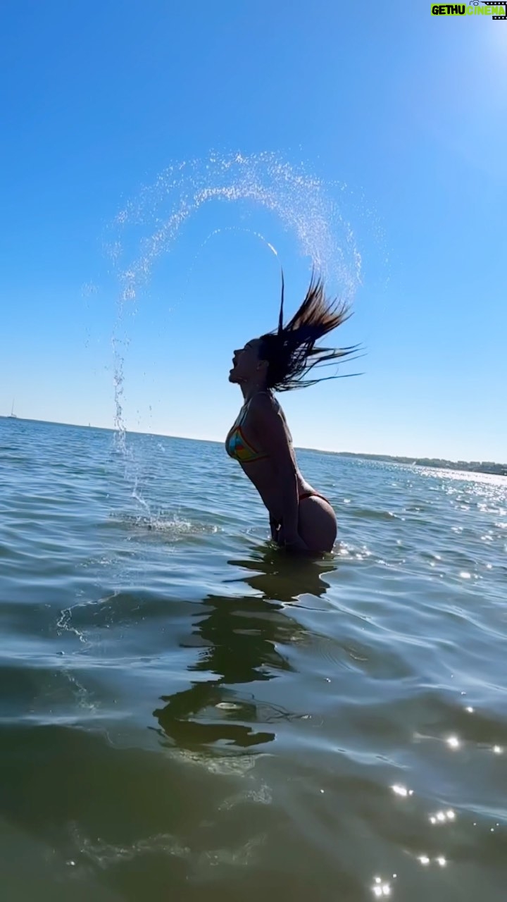 Adriane Garcia - 210 Likes - #summer #bikini @havaianaseurope #beach #verão #summervibes