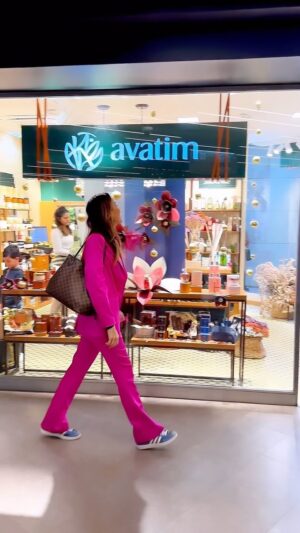 Adriane Garcia Instagram - Ultimas compras de natal! 
A @avatimportugal chegou a Portugal com produtos para casa, Corpo e Perfumaria que prometem um bem estar e sensações únicas. 
Conheçam suas lojas no Saldanha e Vasco da gama e aproveitem para fazer suas compras de natal! #avatimportugal #avatim