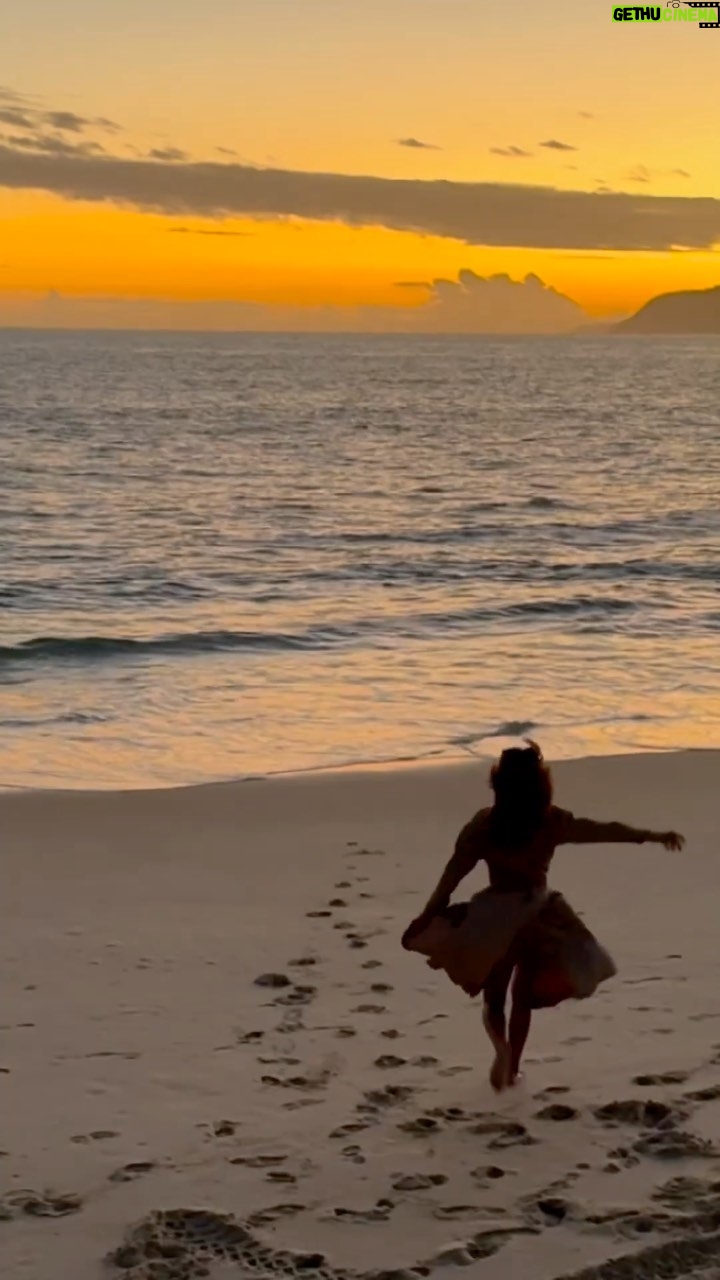 Adriane Garcia - 132 Likes - AGRADEÇA! mesmo que as coisas não estejam saindo como imagina, agradeça mesmo que as coisas pareçam ter saído do seu controle, agradeça mesmo que pareça não ter mais nenhuma solução, agradeça pois quem está no controle é Deus. Ele é o Deus do impossível então somente agradeça.! #gratidao #comporta