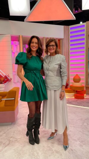 Adriane Garcia Instagram - Apaixonada neste vestido @aliceandolivia by @lojadasmeias #boots @luisonofreofficial  @sic
