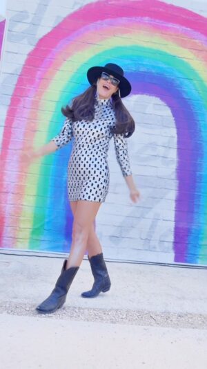 Adriane Garcia Instagram - Vocês pediram para ver mais do look do primeiro dia aqui esta☺️🙏🏻
#styling @nuno_tiago_designer_stylist 
#dress @gracefashionbrand 
#makeupartist @raquelsoeiromakeup @lancomeofficial @lorealportugal 
@yassgurl.pt 
#boots @cowboyboots_portugal 
#hat @le_trap_official 
#video @hnunes15076