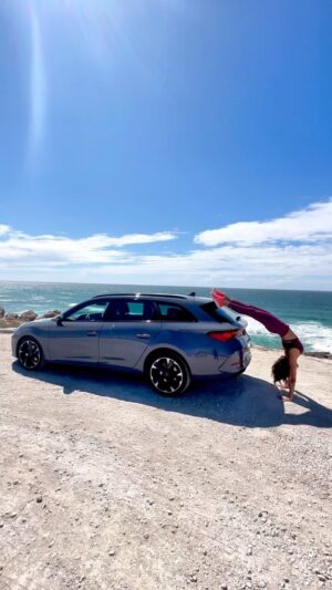 Adriane Garcia Instagram - Apaixonada pelo #cupraleon @cupra_portugal Alem de lindo, super económico, tenho que destacar vários detalhes que fazem toda a diferença na condução e escolha pelo conforto. 
Ele tem um sistema de navegação integrado que nos permite escolher o melhor trajecto, farol de led sofisticados, com bom gosto e completam o design fantástico do carro , porta bagagem, alem de espaçoso, de fácil abertura, camera de visão traseira, que permite estacionar com muita segurança, sem falar no quanto isso nos facilita a vida… poderia citar muitos mais detalhes, que fizeram eu me apaixonar por este carro, que acompanha meu estilo. Conduzir este carro é mesmo um prazer! #pub #cupraportugal #cupra #drivetastefully