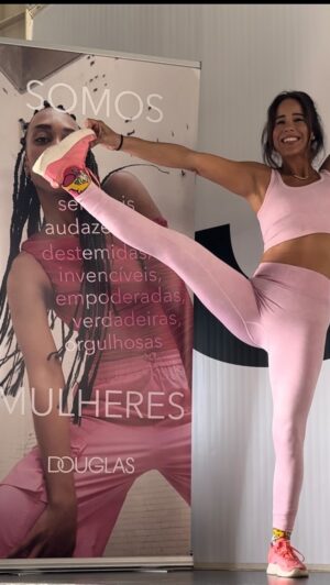 Adriane Garcia Instagram - Tenho cada vez mais a certeza que o desporto esta ligado a uma parte muito importante do nosso bem estar mental, pelo menos para mim funciona assim! Tive um dia daqueles🤦🏻‍♀️ de M🤬 tive quase para desmarcar a minha ida ao evento da @perfumaria_douglas  sobre o dia da Mulher! 
Mas depois pensei: naooo … eu vou lá e vou espantar todos os meus “demónios”  e nao deu outra pq SOU uma MULHER resiliente, fui lá e “fiz”
E foi maravilhoso obrigada pelo convite, para quem sempre foi um desastre a dançar 👯 acho ate que nao me sai assim tao mal! E nao interessa, o importante foi o bem para minha alma e 🧠 que este minutos me deram!! Obrigada tambem ao querido e talentoso @elson_sequeira @jazzydancestudios #douglas #diadamulher #whoruntheworld #whoruntheworldgirls