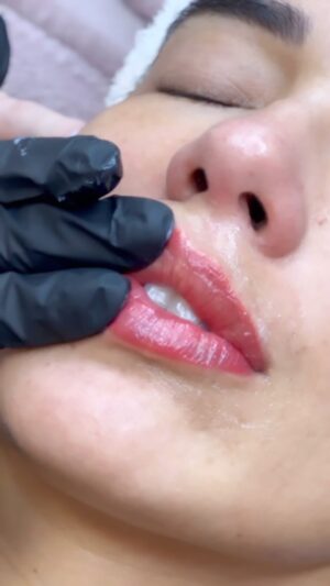 Adriane Garcia Instagram - No passado final de semana finalmente fiz um tratamento que já queria experimentar ha algum tempo. A  micropigmentação labial. Meu labios andavam muito rachados e depois da gravidez notei umas manchas no pigmento. Amei o resultado! No dia ficou um pouco forte e inchado mas é normal mas agora que já se passou quase uma semana estão perfeitos exatamente como eu queria 🥰 pelas mãos da talentosa @daianesantosbeauty #micropigmentacaolabial
