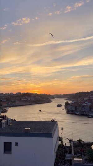 Adriane Garcia Instagram - Um lugar Mágico! Dos melhores lugar para apreciar o pôr-do-sol! #jardimdomorro #pontedomluis #sunset #bestsunset #porto #oporto
