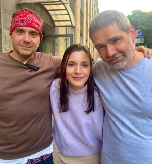 Adrianna Chlebicka Instagram - Co to była za wspaniała przygoda! 💫
Serial „Matka" w reżyserii @trzaskalskipiotr 
Wspaniały scenariusz @igor_brejdygant 
W jednym zdaniu o serialu? Z rodziną najlepiej na zdjęciu. Jestem przeszczęśliwa, że już niedługo będziecie mogli oglądać efekty naszej pracy. 🔥
Operator @bartobieniek 
Siostra @olgaboladz_official 
Mąż @mateuszjanicki 
Mamusia @pieczynskaofficial 
Tata @romanfrankl 
Szwagier @lukaszsimlatofficial 
Jeszcze raz dziękuję całej ekipie! Widzimy się na szlaku.

#serialmatka #polsatboxgo #newproject 
@polsatofficial @polsatboxgo
