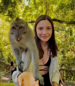 Adrianna Chlebicka Instagram - Ja z moim ziomkiem.
Dzieciaki marzą o pieskach, kotkach, rybkach, a ja od zawsze chciałam małpę. Ziomka który siedząc na moim ramieniu będzie zwiedzał ze mną świat.