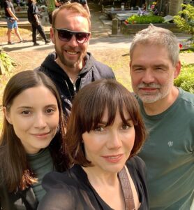 Adrianna Chlebicka Instagram - Co to była za wspaniała przygoda! 💫
Serial „Matka" w reżyserii @trzaskalskipiotr 
Wspaniały scenariusz @igor_brejdygant 
W jednym zdaniu o serialu? Z rodziną najlepiej na zdjęciu. Jestem przeszczęśliwa, że już niedługo będziecie mogli oglądać efekty naszej pracy. 🔥
Operator @bartobieniek 
Siostra @olgaboladz_official 
Mąż @mateuszjanicki 
Mamusia @pieczynskaofficial 
Tata @romanfrankl 
Szwagier @lukaszsimlatofficial 
Jeszcze raz dziękuję całej ekipie! Widzimy się na szlaku.

#serialmatka #polsatboxgo #newproject 
@polsatofficial @polsatboxgo