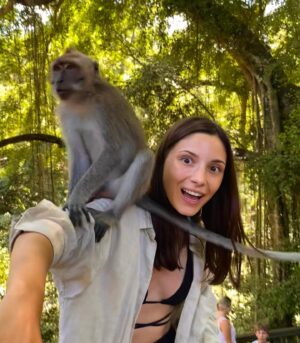 Adrianna Chlebicka Instagram - Ja z moim ziomkiem.
Dzieciaki marzą o pieskach, kotkach, rybkach, a ja od zawsze chciałam małpę. Ziomka który siedząc na moim ramieniu będzie zwiedzał ze mną świat.