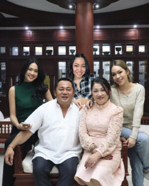 Ae Southammavong Instagram - Haters will say it’s photoshop!🤣🤣🤣 how cute is my family tho?! Happy Holidays!!! I miss them sooooooo much 😩😩 #family #laofamily #happyholidays #merrychristmas #orphaninamerica #vientiane #laos