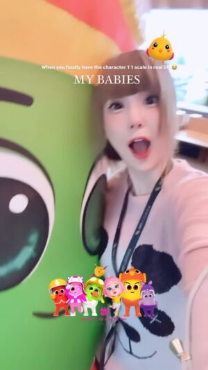 Aelke Mariska Instagram - Character bulat2 aneh ini ada 1 banding 1 nya.. ucu ga? 😄🩷 
nama species nya “Amo” artinya cinta hehe.. @lilyamobaby 

Kalo ada mereka, ntar temen2 bakal dikasi minuman namanya Amo drink~ @amo.spark 😁
Yang tadinya lagi gloomy, bad mood, sedih, abis peluk peluk dan minum Amo, Bakal langsung hepi!😁

#lilyamobaby
#aelkework