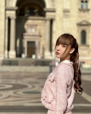 Aelke Mariska Instagram - Namanya juga hidup, kadang begini kadang begitu..
Kadang.. kidding. Kita kan Ultramen🩷

Mari kita bahagia sama sama!

Punten Nitip kenangan ya!