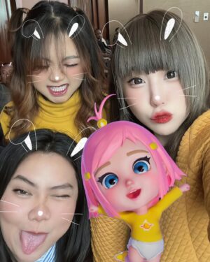 Aelke Mariska Instagram - Punten nitip kenangan lagi ya😄🙏🏻

Ini Team Roro jonggrang ku💛
Mana team Roro Jonggrang mu?

Kita tu kudu siap apapun jadi cepet deadline mepet, serba mendadak.. kenapa gitu ya?

#aelkevideogram 
#lifeinbandung