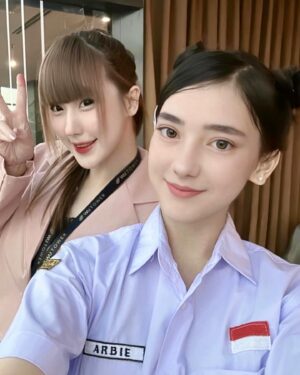 Aelke Mariska Instagram - Namanya juga hidup, kadang begini kadang begitu..
Kadang.. kidding. Kita kan Ultramen🩷

Mari kita bahagia sama sama!

Punten Nitip kenangan ya!