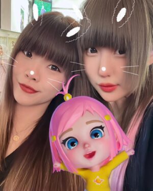 Aelke Mariska Instagram - Punten nitip kenangan lagi ya😄🙏🏻

Ini Team Roro jonggrang ku💛
Mana team Roro Jonggrang mu?

Kita tu kudu siap apapun jadi cepet deadline mepet, serba mendadak.. kenapa gitu ya?

#aelkevideogram 
#lifeinbandung