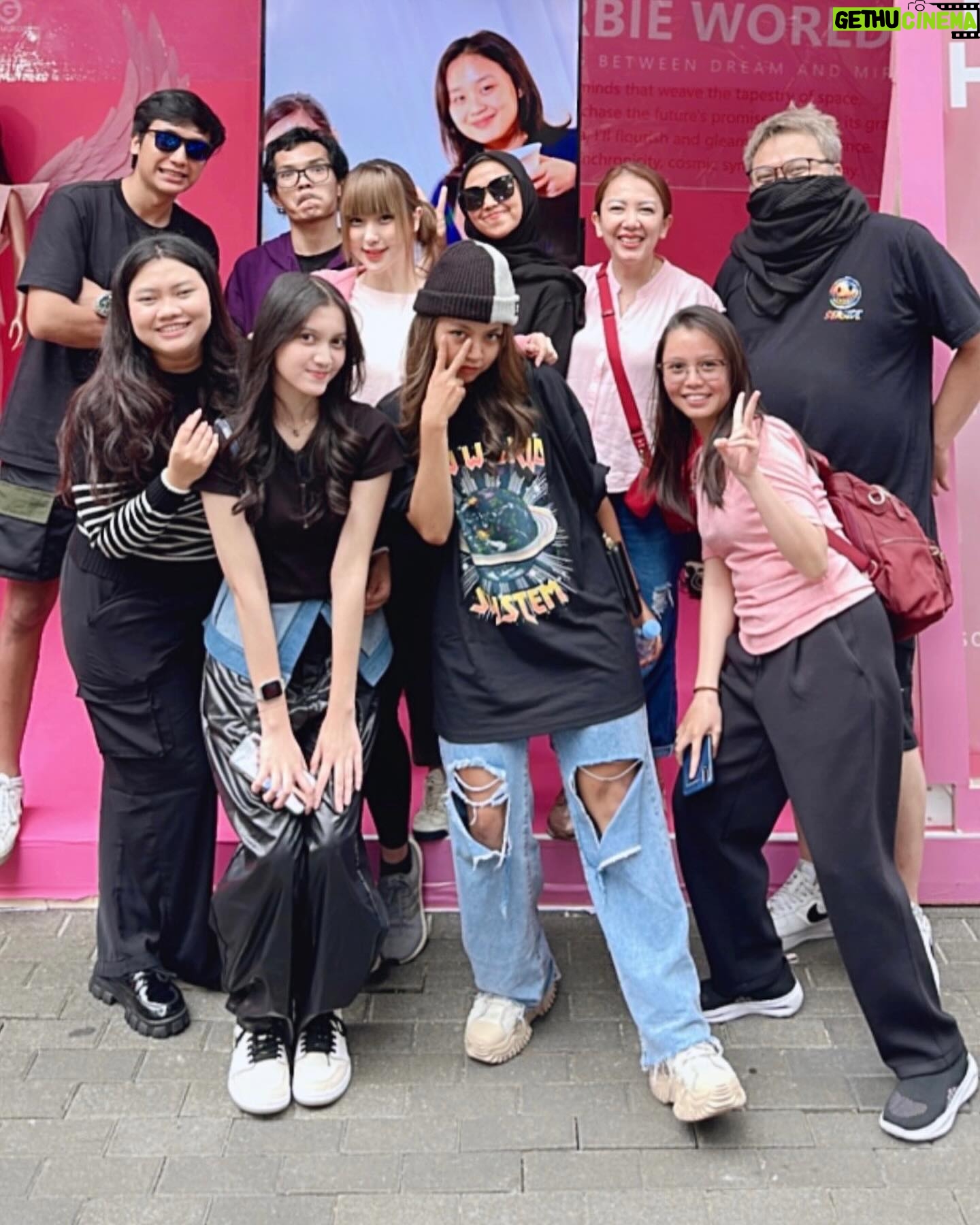Aelke Mariska - 3 Likes - Namanya juga hidup, kadang begini kadang begitu..
Kadang.. kidding. Kita kan Ultramen🩷
Mari kita bahagia sama sama!
Punten Nitip kenangan ya!