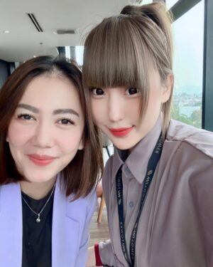 Aelke Mariska Instagram - Namanya juga hidup, kadang begini kadang begitu..
Kadang.. kidding. Kita kan Ultramen🩷

Mari kita bahagia sama sama!

Punten Nitip kenangan ya!