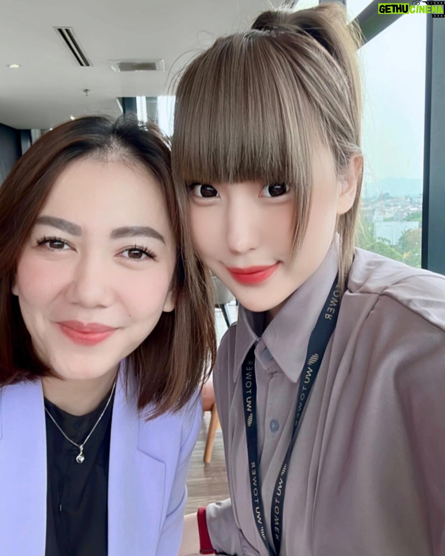 Aelke Mariska - 3 Likes - Namanya juga hidup, kadang begini kadang begitu..
Kadang.. kidding. Kita kan Ultramen🩷
Mari kita bahagia sama sama!
Punten Nitip kenangan ya!