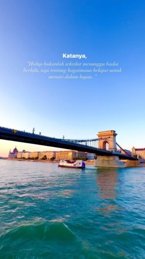 Aelke Mariska Instagram - Katanya, Idup itu tentang belajar menari di tengah ujan,
Skalian ojek payung biar cuan.
Bener begitu?😃

#serbia 
#sarajevo 
#bosniaandherzegovina 
#aelketraveljournal 
#aelkereminder