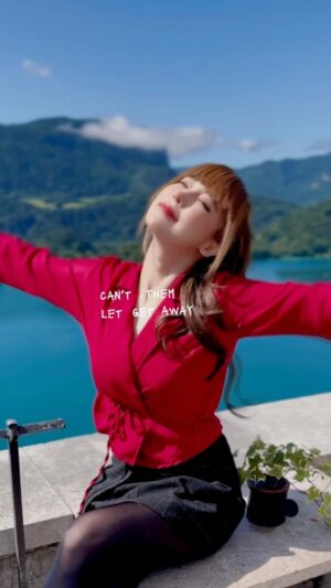 Aelke Mariska Instagram - Yang kita butuhin itu cuman sehat, bahagia, ketenangan batin, sama uang 19 Milyar. Sederhana kan?

#aelkevideogram