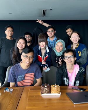 Aelke Mariska Instagram - Namanya juga hidup, kadang begini kadang begitu..
Kadang.. kidding. Kita kan Ultramen🩷

Mari kita bahagia sama sama!

Punten Nitip kenangan ya!