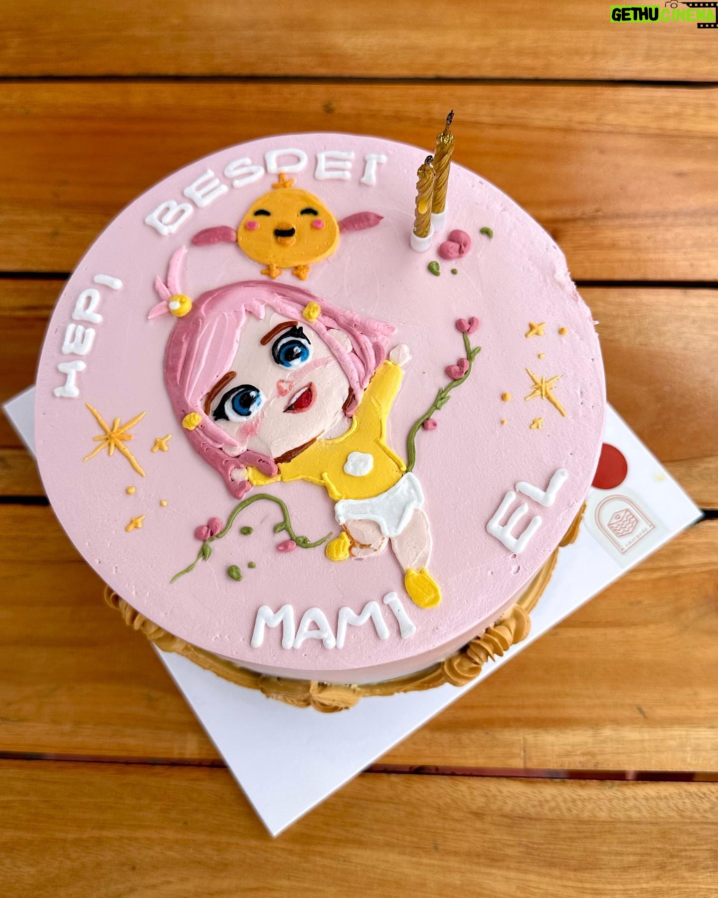 Aelke Mariska - 3 Likes - Makasi banyak Tuhan, untuk apa yang kau beri tahun ini, dan apa yang kau ambil😊🙏🏻
Makasi banyak temen2 yang ngasi doa panjang2 bikin teharu di DM. Maapin ga bisa balas sebiji2 tapi ku bener2 makasi.
Mari berbahagia sama sama,
di setiap masa yang kita lewati! 🤗
#aelkebirthday
#aelkeprecious