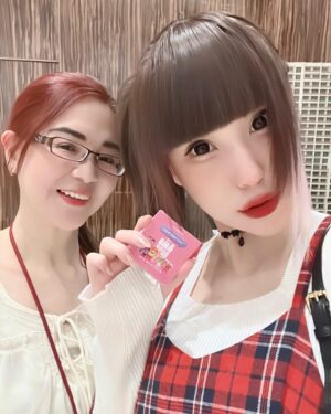 Aelke Mariska Instagram - Punten nitip cerita. Gamau bilang ‘kenangan’ lagi.. soalnya beneran jadi kenangan semua ngeri bener.

Ini @lilyamobaby kemaren di @kiddiesdayoutofficial Lippo Mall Kemang..

Kuseneng bener ada lilynya cantik anet.. so gemesh.. 
tapi speaker gedenya yang di samping panggung mati sebelah ya Tuhan.. pengen kutabok kek jaman dulu kalo tepe rusak ditabok eh jadi bener.. 

Masi bisa gitu ga? 😆
Gimana hari mu?

#lilyamobaby 
#aelkework