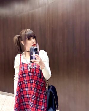 Aelke Mariska Instagram - Punten nitip cerita. Gamau bilang ‘kenangan’ lagi.. soalnya beneran jadi kenangan semua ngeri bener.

Ini @lilyamobaby kemaren di @kiddiesdayoutofficial Lippo Mall Kemang..

Kuseneng bener ada lilynya cantik anet.. so gemesh.. 
tapi speaker gedenya yang di samping panggung mati sebelah ya Tuhan.. pengen kutabok kek jaman dulu kalo tepe rusak ditabok eh jadi bener.. 

Masi bisa gitu ga? 😆
Gimana hari mu?

#lilyamobaby 
#aelkework