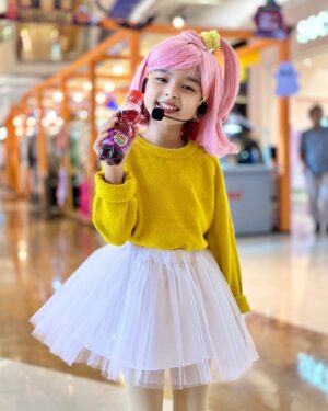 Aelke Mariska Instagram - Punten nitip cerita. Gamau bilang ‘kenangan’ lagi.. soalnya beneran jadi kenangan semua ngeri bener.

Ini @lilyamobaby kemaren di @kiddiesdayoutofficial Lippo Mall Kemang..

Kuseneng bener ada lilynya cantik anet.. so gemesh.. 
tapi speaker gedenya yang di samping panggung mati sebelah ya Tuhan.. pengen kutabok kek jaman dulu kalo tepe rusak ditabok eh jadi bener.. 

Masi bisa gitu ga? 😆
Gimana hari mu?

#lilyamobaby 
#aelkework