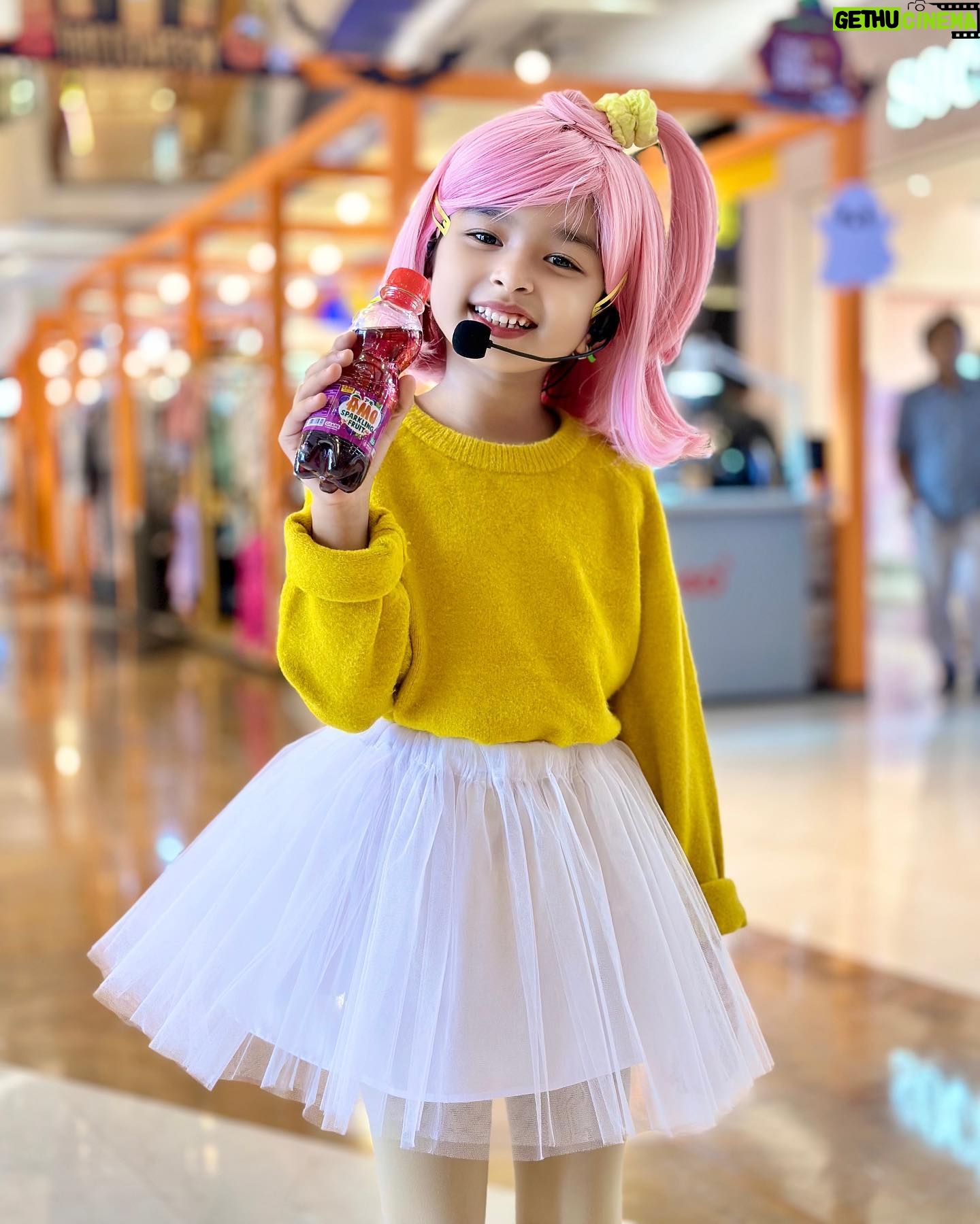 Aelke Mariska - 3 Likes - Punten nitip cerita. Gamau bilang ‘kenangan’ lagi.. soalnya beneran jadi kenangan semua ngeri bener.
Ini @lilyamobaby kemaren di @kiddiesdayoutofficial Lippo Mall Kemang..
Kuseneng bener ada lilynya cantik anet.. so gemesh..
tapi speaker gedenya yang di samping panggung mati sebelah ya Tuhan.. pengen kutabok kek jaman dulu kalo tepe rusak ditabok eh jadi bener..
Masi bisa gitu ga? 😆
Gimana hari mu?
#lilyamobaby
#aelkework