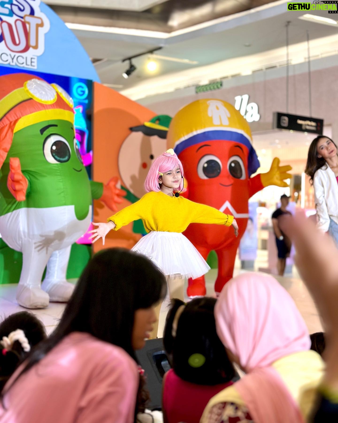 Aelke Mariska - 3 Likes - Punten nitip cerita. Gamau bilang ‘kenangan’ lagi.. soalnya beneran jadi kenangan semua ngeri bener.
Ini @lilyamobaby kemaren di @kiddiesdayoutofficial Lippo Mall Kemang..
Kuseneng bener ada lilynya cantik anet.. so gemesh..
tapi speaker gedenya yang di samping panggung mati sebelah ya Tuhan.. pengen kutabok kek jaman dulu kalo tepe rusak ditabok eh jadi bener..
Masi bisa gitu ga? 😆
Gimana hari mu?
#lilyamobaby
#aelkework