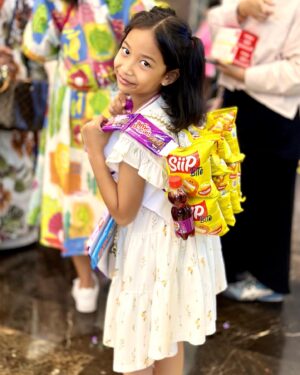 Aelke Mariska Instagram - Punten nitip cerita. Gamau bilang ‘kenangan’ lagi.. soalnya beneran jadi kenangan semua ngeri bener.

Ini @lilyamobaby kemaren di @kiddiesdayoutofficial Lippo Mall Kemang..

Kuseneng bener ada lilynya cantik anet.. so gemesh.. 
tapi speaker gedenya yang di samping panggung mati sebelah ya Tuhan.. pengen kutabok kek jaman dulu kalo tepe rusak ditabok eh jadi bener.. 

Masi bisa gitu ga? 😆
Gimana hari mu?

#lilyamobaby 
#aelkework