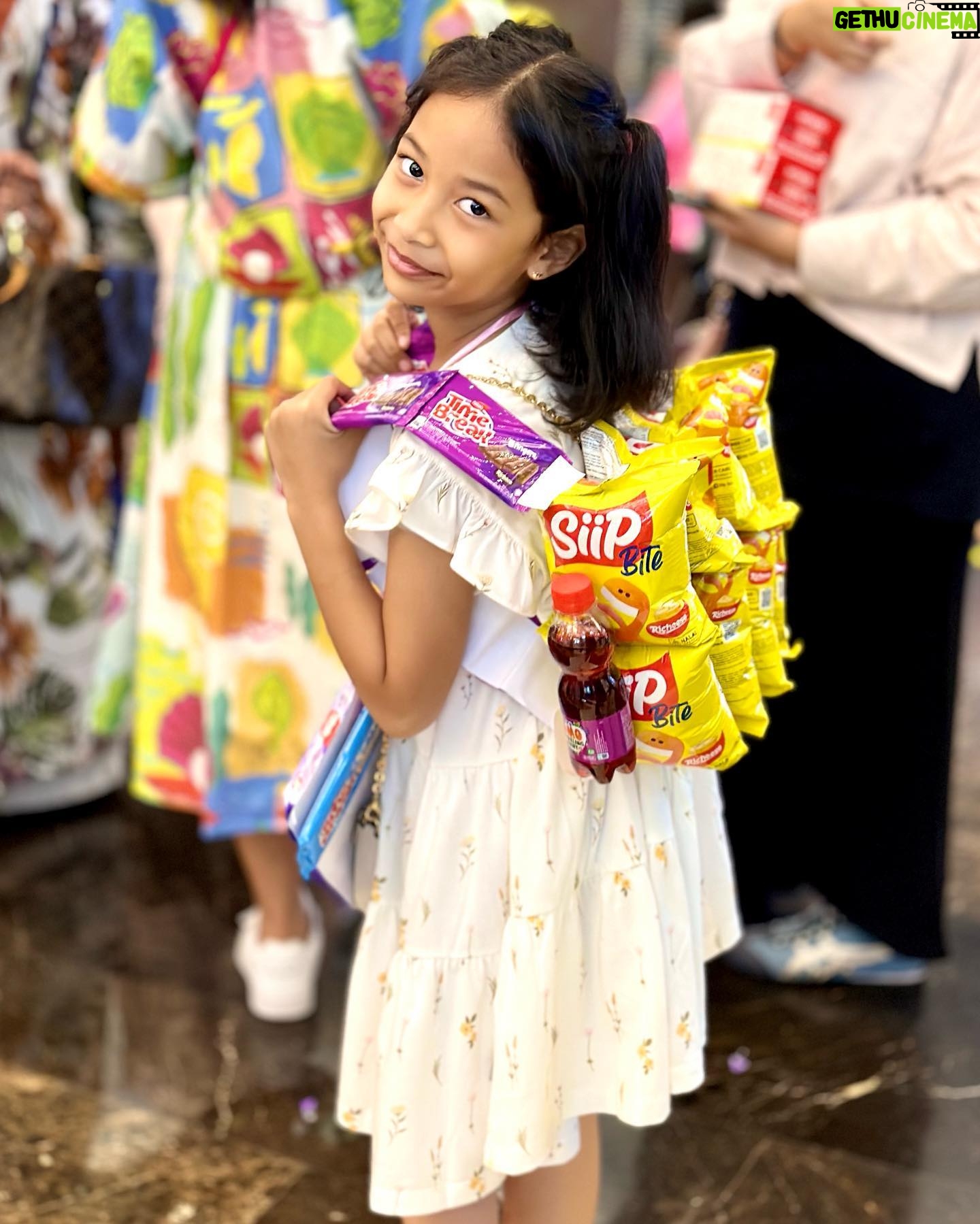 Aelke Mariska - 3 Likes - Punten nitip cerita. Gamau bilang ‘kenangan’ lagi.. soalnya beneran jadi kenangan semua ngeri bener.
Ini @lilyamobaby kemaren di @kiddiesdayoutofficial Lippo Mall Kemang..
Kuseneng bener ada lilynya cantik anet.. so gemesh..
tapi speaker gedenya yang di samping panggung mati sebelah ya Tuhan.. pengen kutabok kek jaman dulu kalo tepe rusak ditabok eh jadi bener..
Masi bisa gitu ga? 😆
Gimana hari mu?
#lilyamobaby
#aelkework