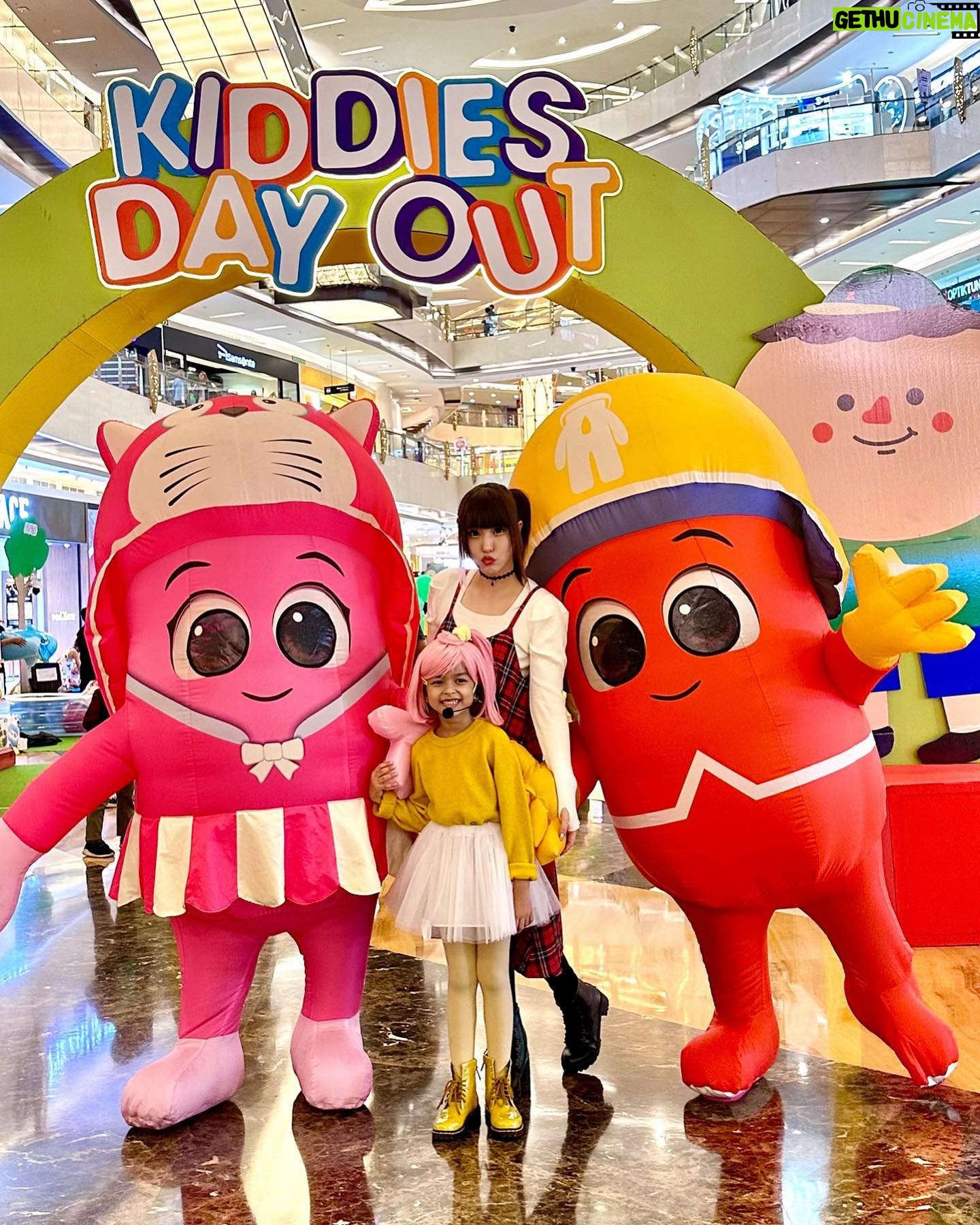 Aelke Mariska - 3 Likes - Punten nitip cerita. Gamau bilang ‘kenangan’ lagi.. soalnya beneran jadi kenangan semua ngeri bener.
Ini @lilyamobaby kemaren di @kiddiesdayoutofficial Lippo Mall Kemang..
Kuseneng bener ada lilynya cantik anet.. so gemesh..
tapi speaker gedenya yang di samping panggung mati sebelah ya Tuhan.. pengen kutabok kek jaman dulu kalo tepe rusak ditabok eh jadi bener..
Masi bisa gitu ga? 😆
Gimana hari mu?
#lilyamobaby
#aelkework