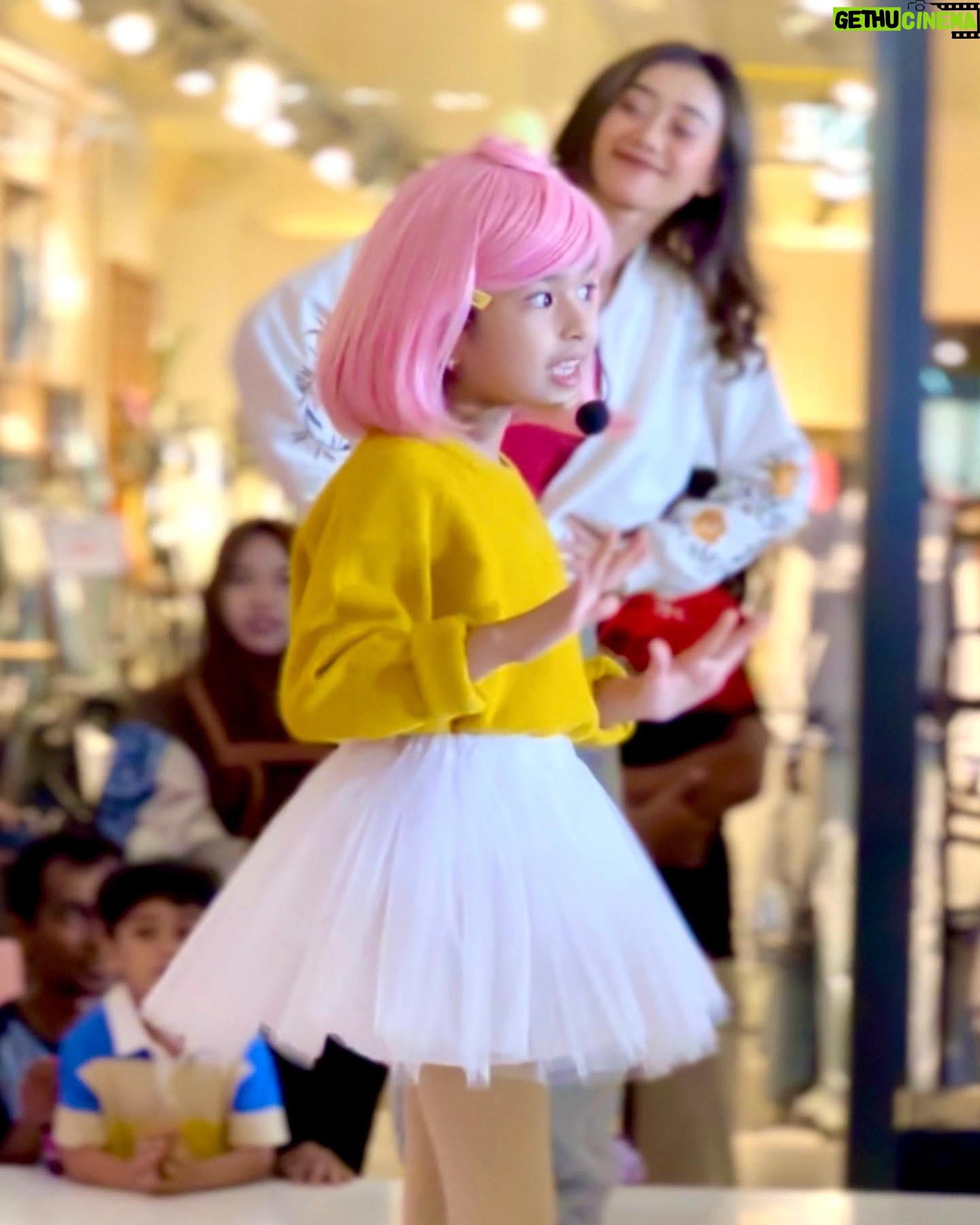 Aelke Mariska - 3 Likes - Punten nitip cerita. Gamau bilang ‘kenangan’ lagi.. soalnya beneran jadi kenangan semua ngeri bener.
Ini @lilyamobaby kemaren di @kiddiesdayoutofficial Lippo Mall Kemang..
Kuseneng bener ada lilynya cantik anet.. so gemesh..
tapi speaker gedenya yang di samping panggung mati sebelah ya Tuhan.. pengen kutabok kek jaman dulu kalo tepe rusak ditabok eh jadi bener..
Masi bisa gitu ga? 😆
Gimana hari mu?
#lilyamobaby
#aelkework