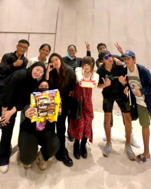 Aelke Mariska Instagram - Punten nitip cerita. Gamau bilang ‘kenangan’ lagi.. soalnya beneran jadi kenangan semua ngeri bener.

Ini @lilyamobaby kemaren di @kiddiesdayoutofficial Lippo Mall Kemang..

Kuseneng bener ada lilynya cantik anet.. so gemesh.. 
tapi speaker gedenya yang di samping panggung mati sebelah ya Tuhan.. pengen kutabok kek jaman dulu kalo tepe rusak ditabok eh jadi bener.. 

Masi bisa gitu ga? 😆
Gimana hari mu?

#lilyamobaby 
#aelkework