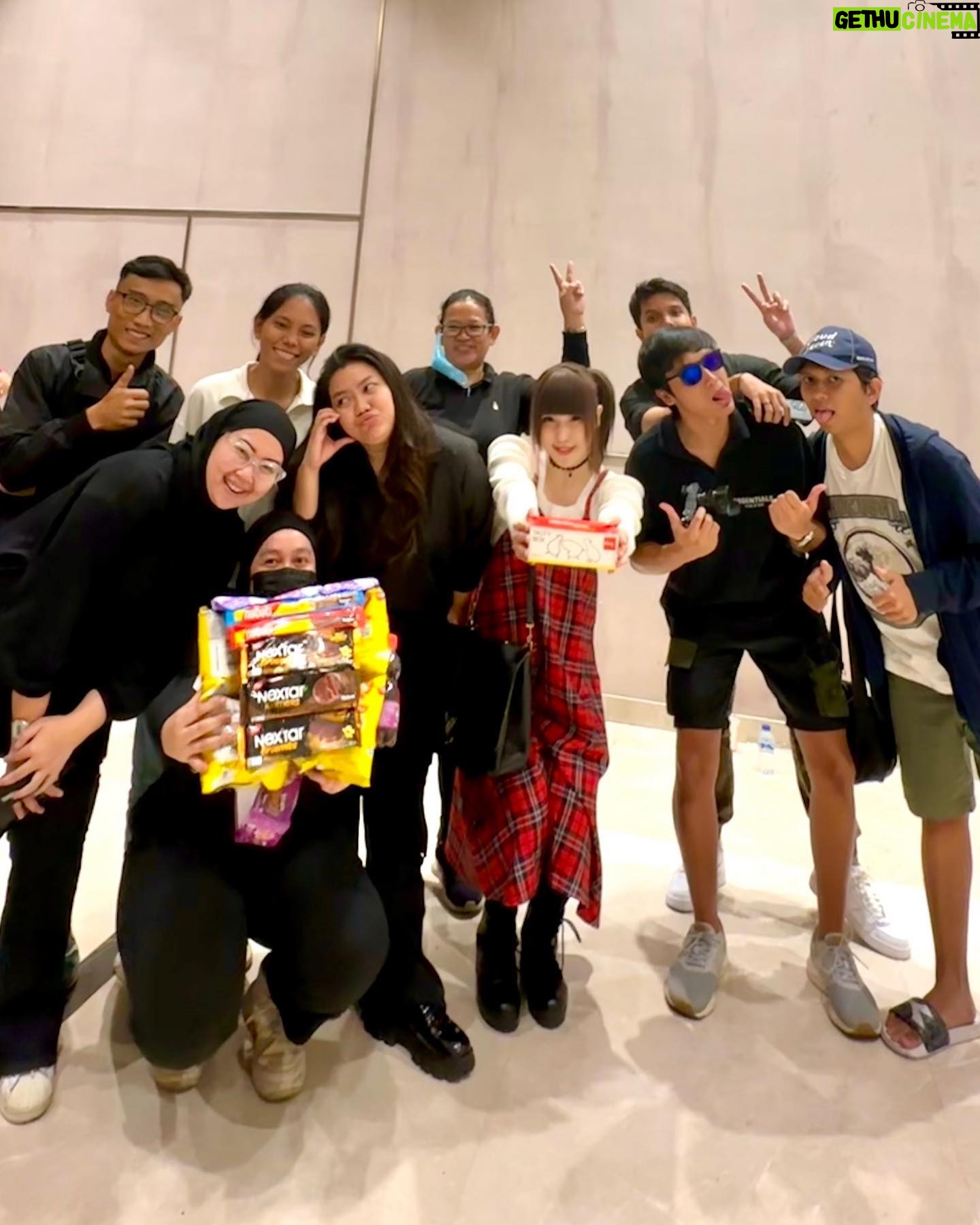 Aelke Mariska - 3 Likes - Punten nitip cerita. Gamau bilang ‘kenangan’ lagi.. soalnya beneran jadi kenangan semua ngeri bener.
Ini @lilyamobaby kemaren di @kiddiesdayoutofficial Lippo Mall Kemang..
Kuseneng bener ada lilynya cantik anet.. so gemesh..
tapi speaker gedenya yang di samping panggung mati sebelah ya Tuhan.. pengen kutabok kek jaman dulu kalo tepe rusak ditabok eh jadi bener..
Masi bisa gitu ga? 😆
Gimana hari mu?
#lilyamobaby
#aelkework