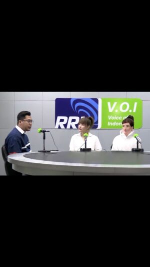 Aelke Mariska Instagram - “Karena manusia banyak yang aneh aneh..” katanya 😃
Seaneh apa? 😄

Manusia itu satu2 nya makhluk Allah yang memiliki akal, makanya kita punya pemahaman.

@arbie_seo di @voi__official @rri_official 🩷

#arbieseo 
#aelkework
#aelkevideogram