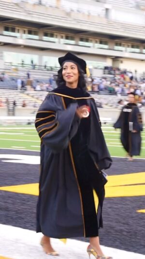 Africa Miranda Instagram - Thank you @official_alabamastate for the honor of being the Fall ‘22 Commencement speaker! Congratulations graduates!🎓 

Full recap coming…
🎥: @Tk_webster
@tksdepiction