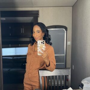 Africa Miranda Instagram - honey in a wagon 🍯 

i always wear a jumpsuit or a top that buttons when I’m on set. too much time spent in hair/mu to then pull a shirt over my head. 

first network booking of the year & one of my favorite shows ✨