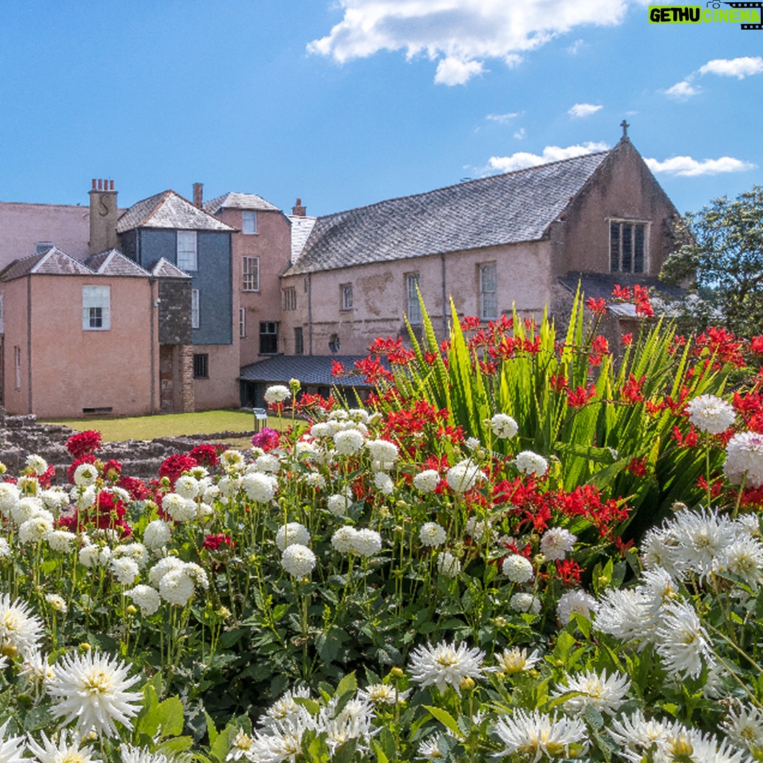 Agatha Christie Instagram - 🌻 Get that summer feeling with this digital jigsaw of the beautiful gardens at Torre Abbey in Torquay. Play now (link in bio) 📷 ©️ Torre Abbey #AgathaChristie #Torquay #TorreAbbey #DigitalJigsaw #Summer #Puzzle